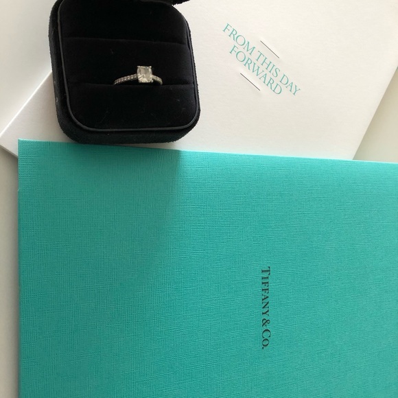 Tiffany Novo Engagement Ring 1.09 Carats - Picture 5 of 8